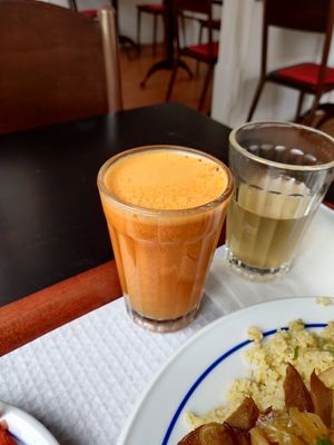Apple and carrot juice at A Colmeia in Lisbon