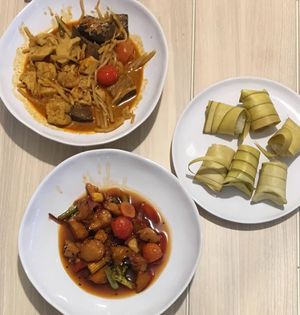 Vegan coconut kari, sweet and sour stir fry, palm leaf sticky rice (delivered at home) at Banana Tree in Oxford