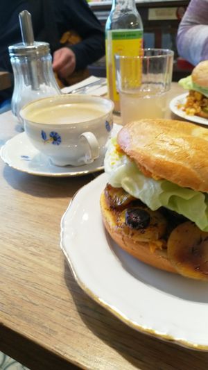 Bagel with grilled vegetables and an oat cappuccino at Sanseveria Bagelsalon in Bruges