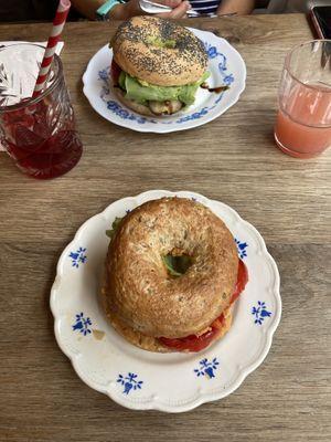 Vegan bagels, ice tea and fresh grapefruit juice  at Sanseveria Bagelsalon in Bruges