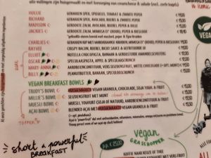 Trudy's bowl 😄 among the vegan breakfast bowls at Sanseveria Bagelsalon in Bruges