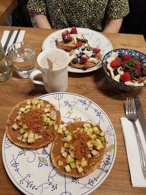 Vegan bagels and bowls at Sanseveria Bagelsalon in Bruges