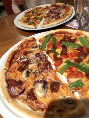 Vegane Pizzen: Emily und (Name vergessen)  at Wurfel & Zucker in Hamburg