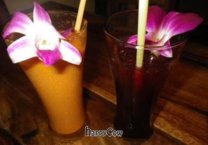 papaya shake and hibiscus iced tea at Ethos in Bangkok