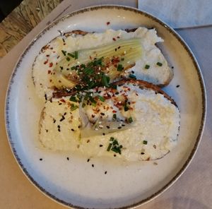 Geröstetes Brot mit Anis-Hummus und Fenchel at La Clairiere in Lille