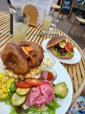 " Loaded Chickn and waffles" en broodje met gemarineerde tempeh. Gemberbier huisgemaakt. at Veggie Galore in Nijmegen