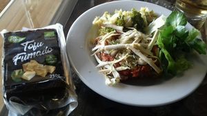 Bruschetta Bio centeio com molho de beterraba e cenoura com tofu fumado Daflori  at Bio Thomar in Tomar