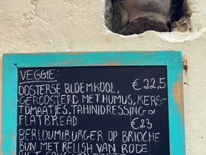 Vegan optie op suggestiebord at Mosquito Coast in Ghent