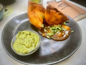 Punjabi Samosa
met huisgemaakte koriander-muntdip en een zoete mango chutney. at Mosquito Coast in Ghent