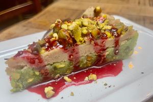 Libanese Mafroukeh: Aanrader!
Libanese dadel-pistachetaart uit het noorden van at Mosquito Coast in Ghent