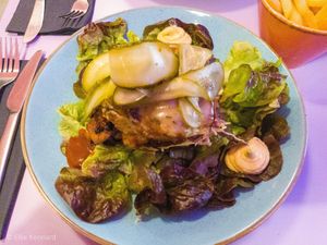 Bun Less Ends 2

Doppleketchup, lettuce, ranch, slaw, dopplepatti, sticky bbq burnt ends, pepperjack cheese, pickles. 

With added fries & b*con at DoppleGanger in Cambridge