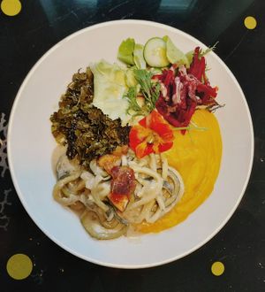 Zucchini-Spaghetti mit Trüffel-Rahm-Sauce, Butternut-Püree und Schwarzkohl at Wildwuchs in Neuruppin
