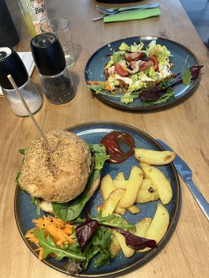 Wildwuchs Burger und Karottenrösti at Wildwuchs in Neuruppin