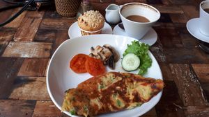Vegan omelett, balinese coffee and banana muffin. So delicious at Vegan Bali in Kuta