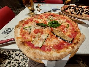 Pizza murciana with vegan cheese and w/o parmesan at Lopez and Lopez in Madrid