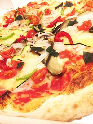 Murciana pizza with vegan cheese at Lopez and Lopez in Madrid