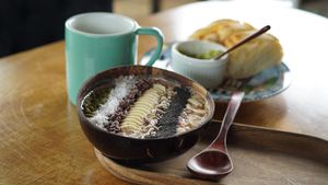 Jeju Deodeok Detox Smoothie Bowl, Ciabatta & Guacamole, Cafe Americano at Cafe Jeju 901 in Jeju