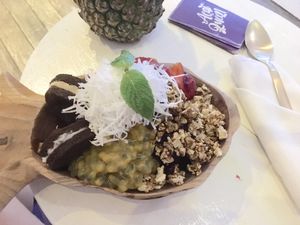 Create your own bowl ;) at Acai Queen - Gootama in Ubud