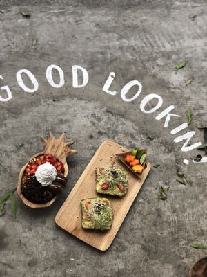 Cookie monster & avocado toast at Acai Queen - Gootama in Ubud