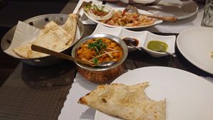 Chickpea curry (280 NTD), garlic Naan (100) and chickpea salad (180) at Flavor of India in Taipei