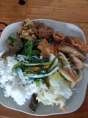 Assiette de riz et garniture pour 30 000duongs at BoDe Chay in Phu Quoc