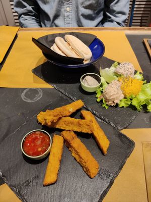 Panelle e tigelle con tris di hummus at OH Ficomaeco in Brescia