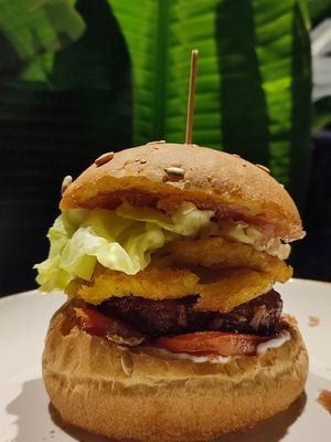 Goloso Burger con Beyond meat, Rosti di patate , composta di cipolle at OH Ficomaeco in Brescia