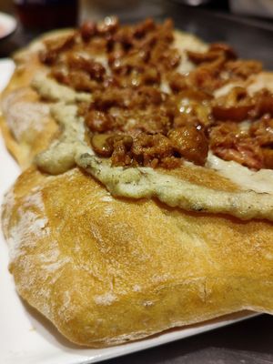 Pinsa ai funghi con salsiccia Beyond meat at OH Ficomaeco in Brescia