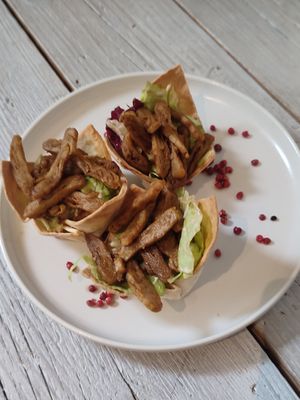 Cestini di taco con straccetti speziati at OH Ficomaeco in Brescia