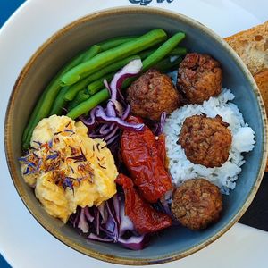Bowl con falafel at OH Ficomaeco in Brescia