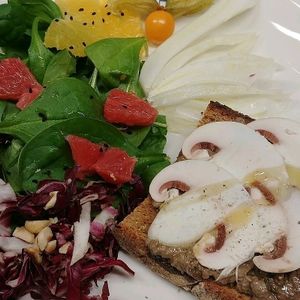 crostone di paté ai funghi-raw e insalata d'autunno at OH Ficomaeco in Brescia