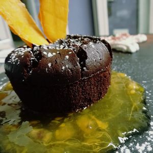 Tortino al cioccolato con cuore caldo su salsa di cachi at OH Ficomaeco in Brescia