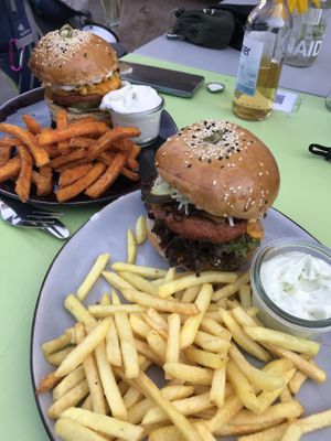 American und Mexican Burger mit Süsskartoffelpommes und normale Portion Pommes. at World Food Trip in Blieskastel