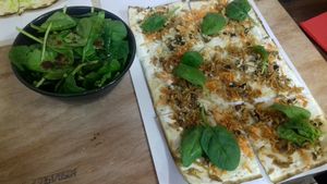 flammkuchen vegan avec tofu fumé noix et pousses d'épinards  at Les Afflames in Strasbourg