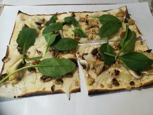 flammekueche vegan : épinards, noix, tofu fumé, "bleu" et champignons  at Les Afflames in Strasbourg