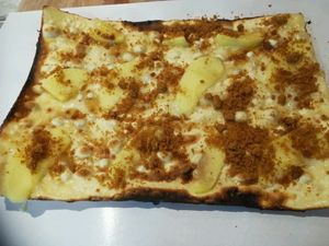 flammekueche sucrée vegan : pommes, speculoos, sirop d'érable  at Les Afflames in Strasbourg