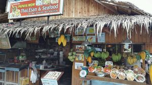 front at Papaya Mom in Koh Lipe