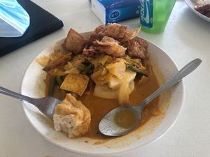 Amazing lontong! Price is reasonable and aunty is amazing. I wanted to order Tau gua and she replied there is already one inside. Saving me some money. Appreciate 🙏🏻 at Yuan Su Shi Vegetarian Stall in East Singapore