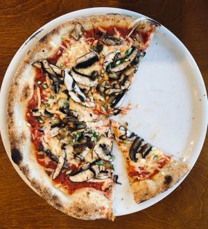 Doppio aglio con fungi (vegan): tomato, field mushroom, sliced garlic shoots, roasted garlic, and dairy-free mozzarella at Paradiso Ristorante Pizzeria in Te Anau