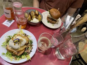 Our dinner: Christmas burger, patatas bravas and a toast with burrata at Aujourd'hui Demain Cafe in Paris