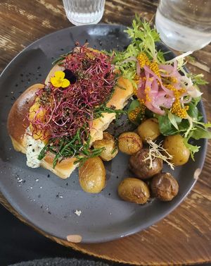 Fish sandwich #Veganuary at Aujourd'hui Demain Cafe in Paris