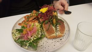 Ultimate selfish burger at Aujourd'hui Demain Cafe in Paris