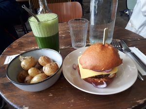 Le plat brunch avec le smoothie green at Aujourd'hui Demain Cafe in Paris