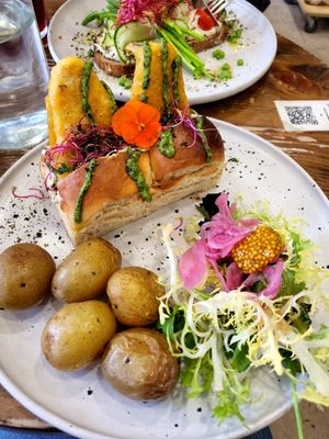 Ultimate selfish burger at Aujourd'hui Demain Cafe in Paris