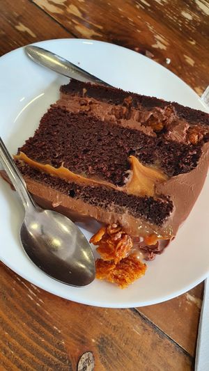 Choco/caramel cake at Aujourd'hui Demain Cafe in Paris