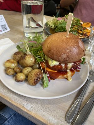 Chicken burger  #Veganuary at Aujourd'hui Demain Cafe in Paris
