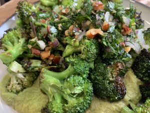 Super green brokkoli starter  at Aujourd'hui Demain Cafe in Paris