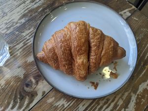 Croissant (2,50€) - 3.5/5 at Aujourd'hui Demain Cafe in Paris