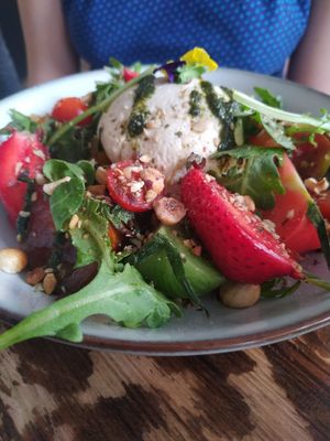 Salade mozza at Aujourd'hui Demain Cafe in Paris