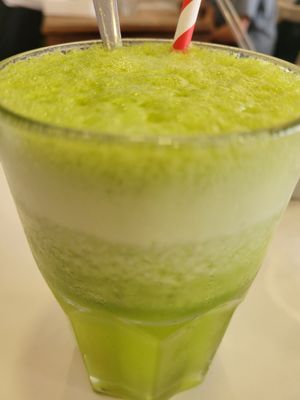 Green smoothie at Aujourd'hui Demain Cafe in Paris